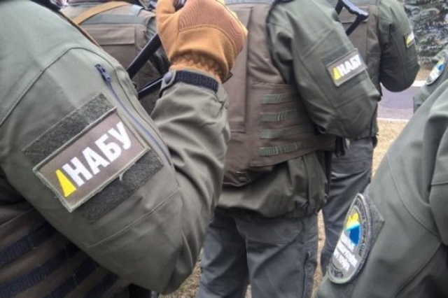 Слідчі НАБУ та ДБР проводять обшуки у львівській податковій