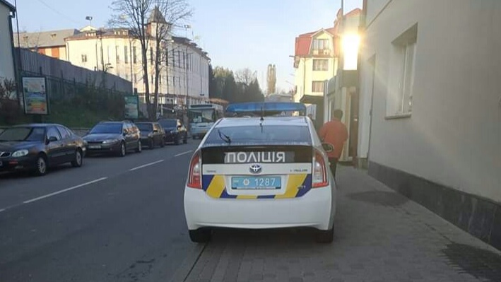 Паркуються, де зручно! У Трускавці «застукали» автівку полісменів, припарковану не за правилами 