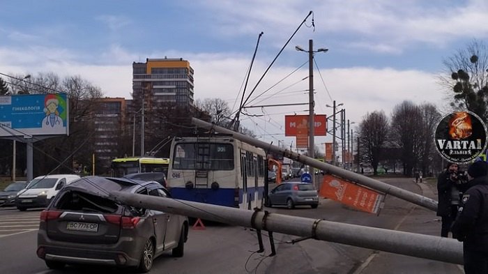 У Львові дві електроопори впали на автомобілі та тролейбус