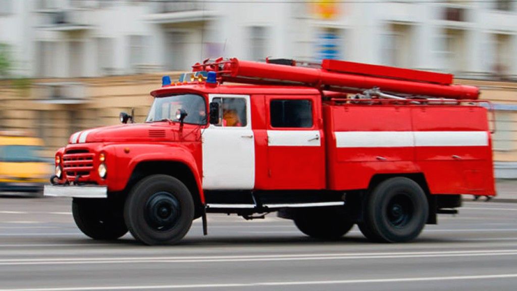 Визволили із зачиненої квартири пенсіонерку та врятували від займання колишній «Мир»