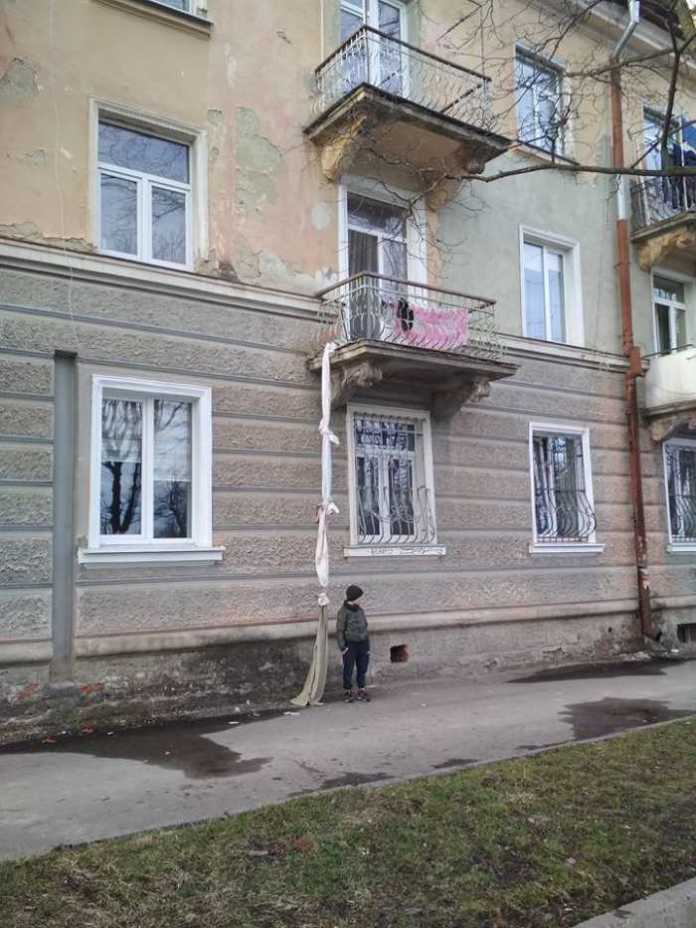 У Дрогобичі з балкону другого поверху впала дитина