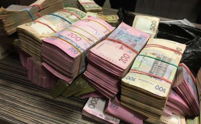 Українці задекларували майже вдвічі більше доходів, ніж торік