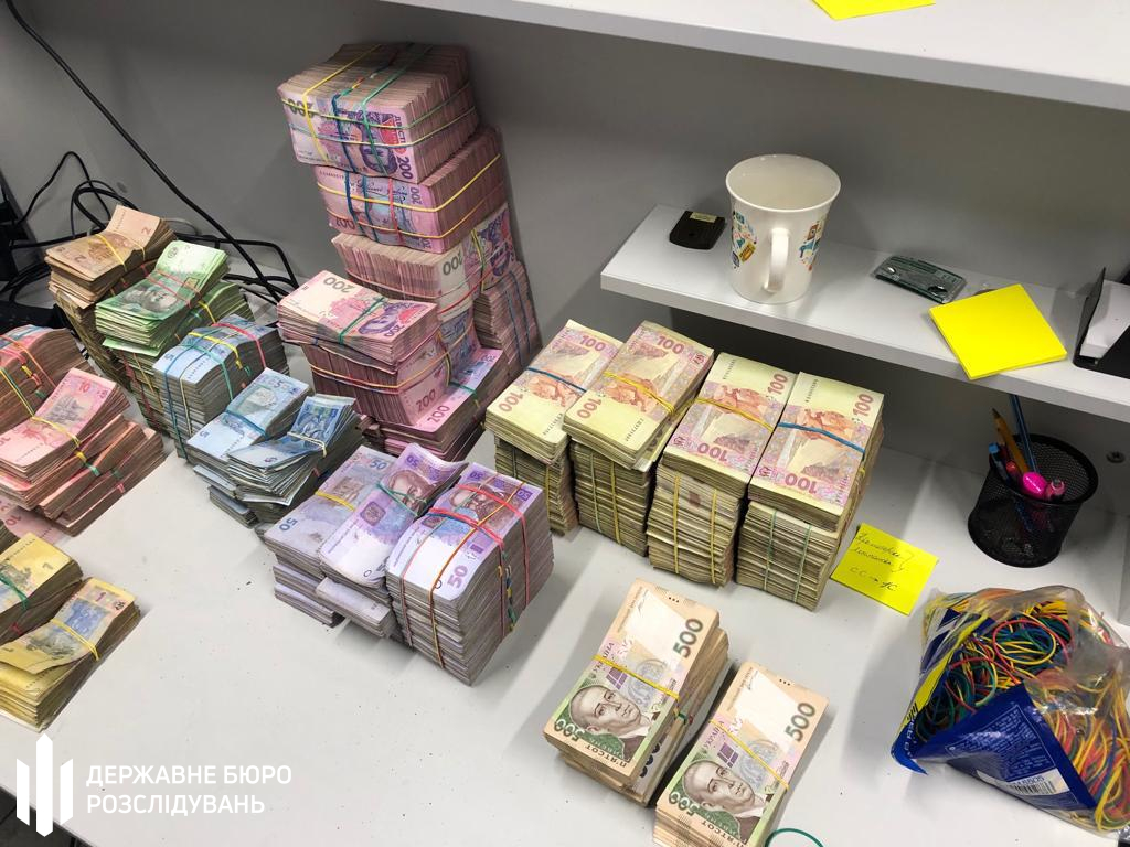 «Місячний оборот - 500 мільйонів гривень». Результати обшуків НАБУ у чиновників Львівської ДФС