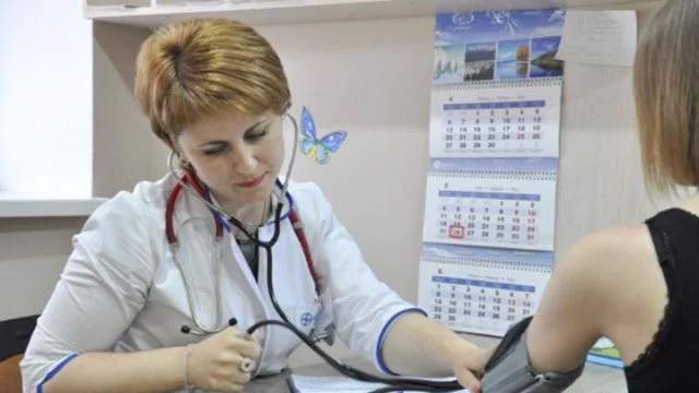 Середня зарплата сімейних лікарів в Україні зросла до 15-25 тис. грн