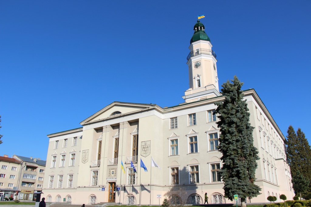 Працівники виконкому Дрогобицької міськради йдуть на тиждень у безоплатні відпустки, щоб зекономити бюджетні кошти