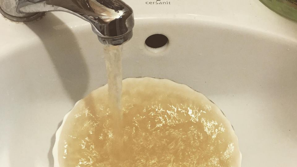 Не вода, а болото! З кранів трускавчан тече незрозуміла рідина із неприємним запахом! 