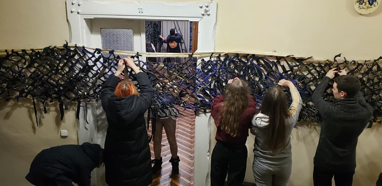 У Трускавці плетуть маскувальні сітки у музеї Народного художника України Михайла Біласа 