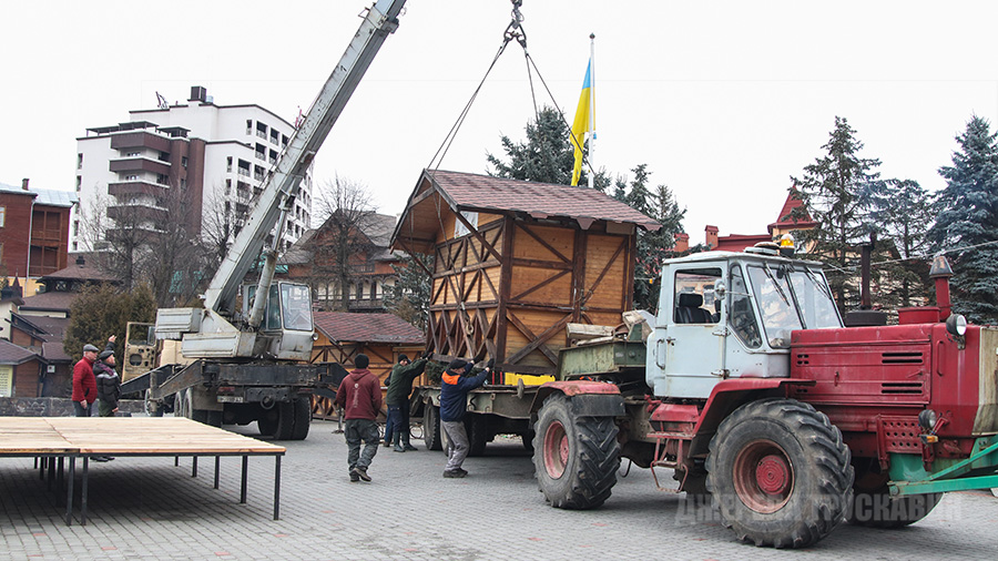 У Трускавці комунальники демонтовують торговельні ятки у центрі міста