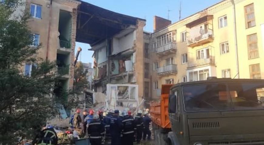 У вцілілих під’їздах обваленого у Дрогобичі будинку з’явилися нові тріщини