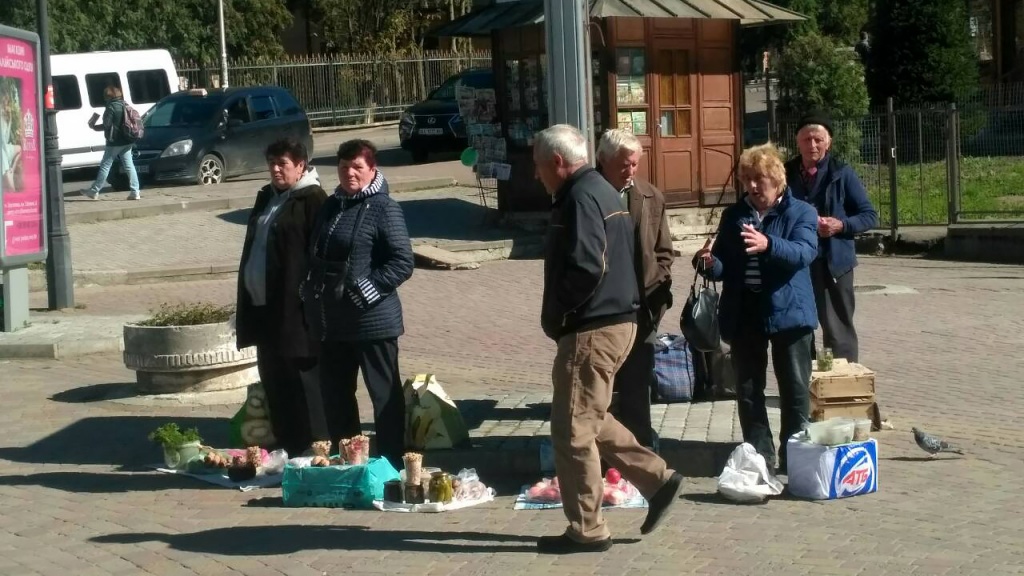 Торгують ледь не з підніжжя постаментів – у Трускавці стихійна торгівля захоплює місто!