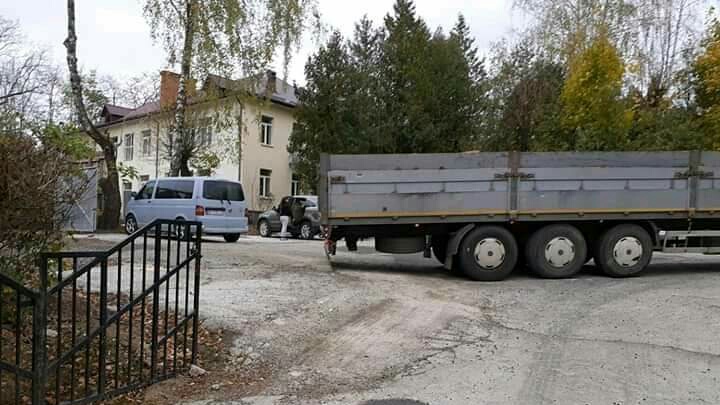 У Трускавці габаритні машини возять матеріали на будмайданчик через подвір’я навчального закладу 