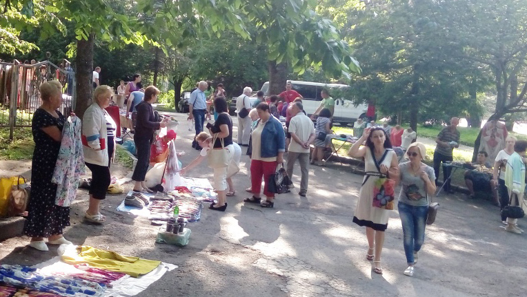 «Поліції за це платиться, не чекайте від неї реакції», - трускавчани про те, чому стихійна торгівля заполонила місто-курорт