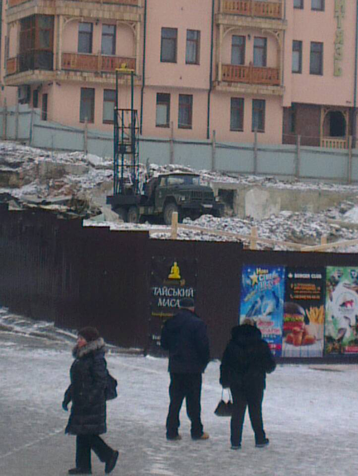 «Квітка Полонини» завела техніку на будмайданчик, що у курортному парку