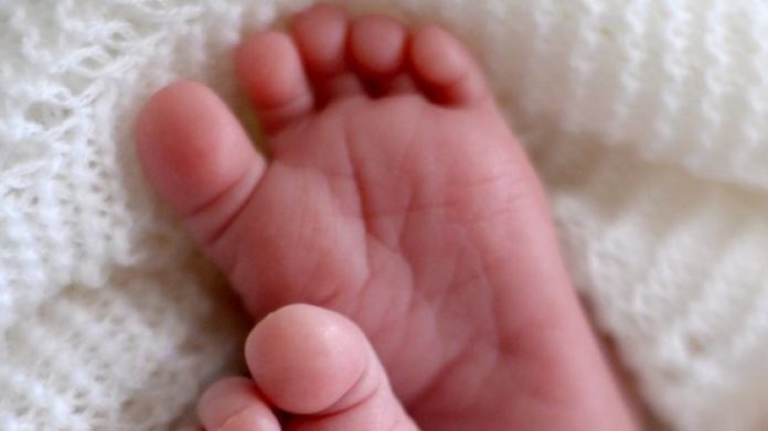 Через недовіру медикам жінка сама народила вдома. Дитина померла. Відео