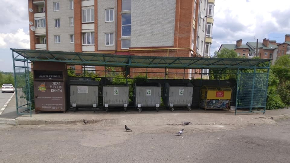 Окультурюють! Сміттєві майданчики Трускавця огороджують та роблять над ними накриття