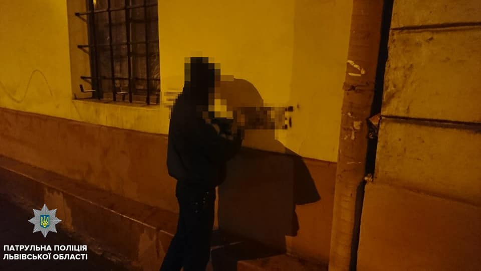 У Львові «на гарячому» впіймали чоловіка, який наносив на стіни рекламу наркотиків