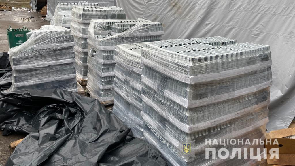 Правоохоронці вилучили понад 3 тисячі пляшок фальсифікату, які призначалися для продажу на Львівщині