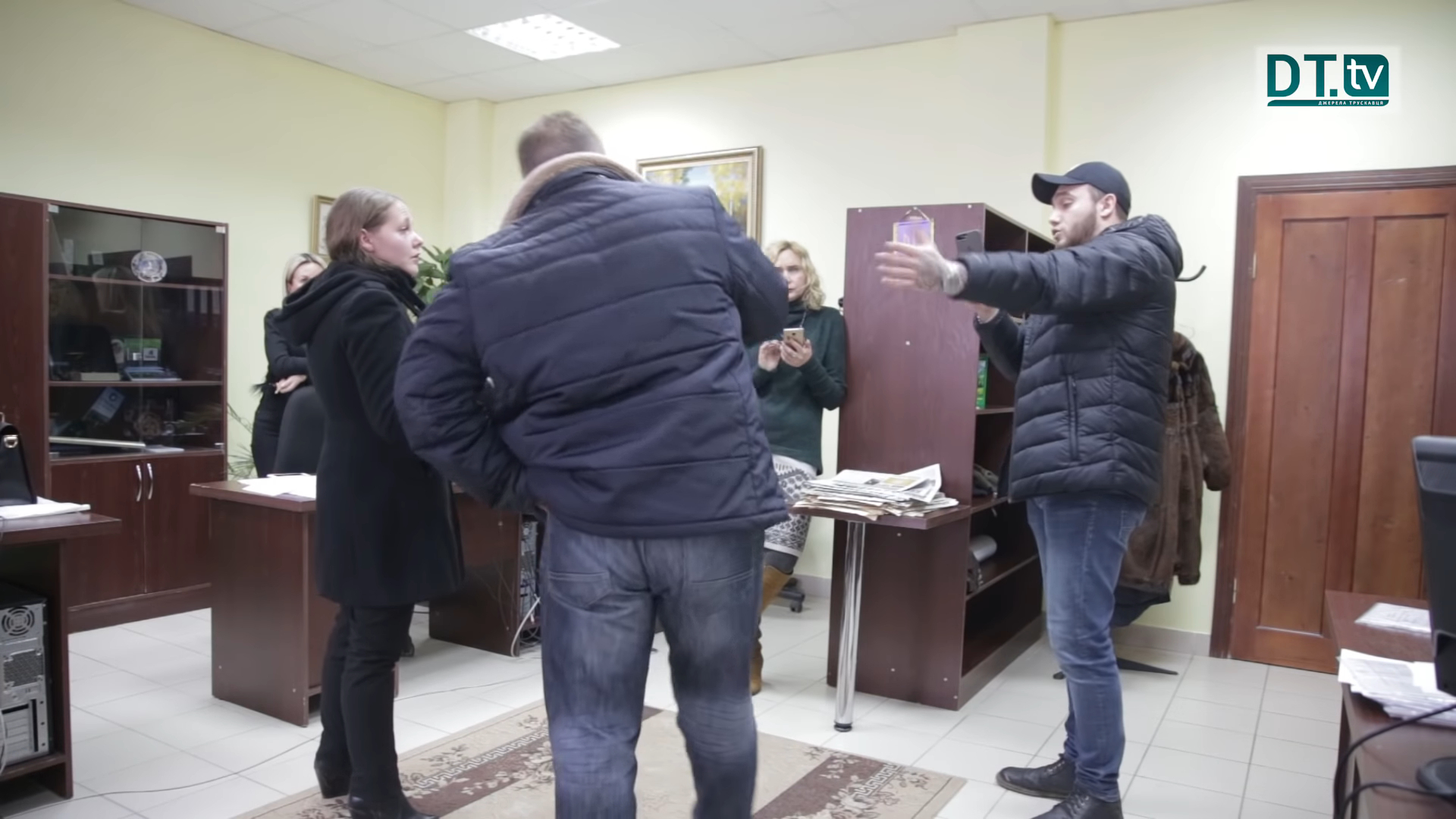Поліція відреагувала на протиправну поведінку підрядника, який ремонтував квартиру дитини-сироти у Трускавці