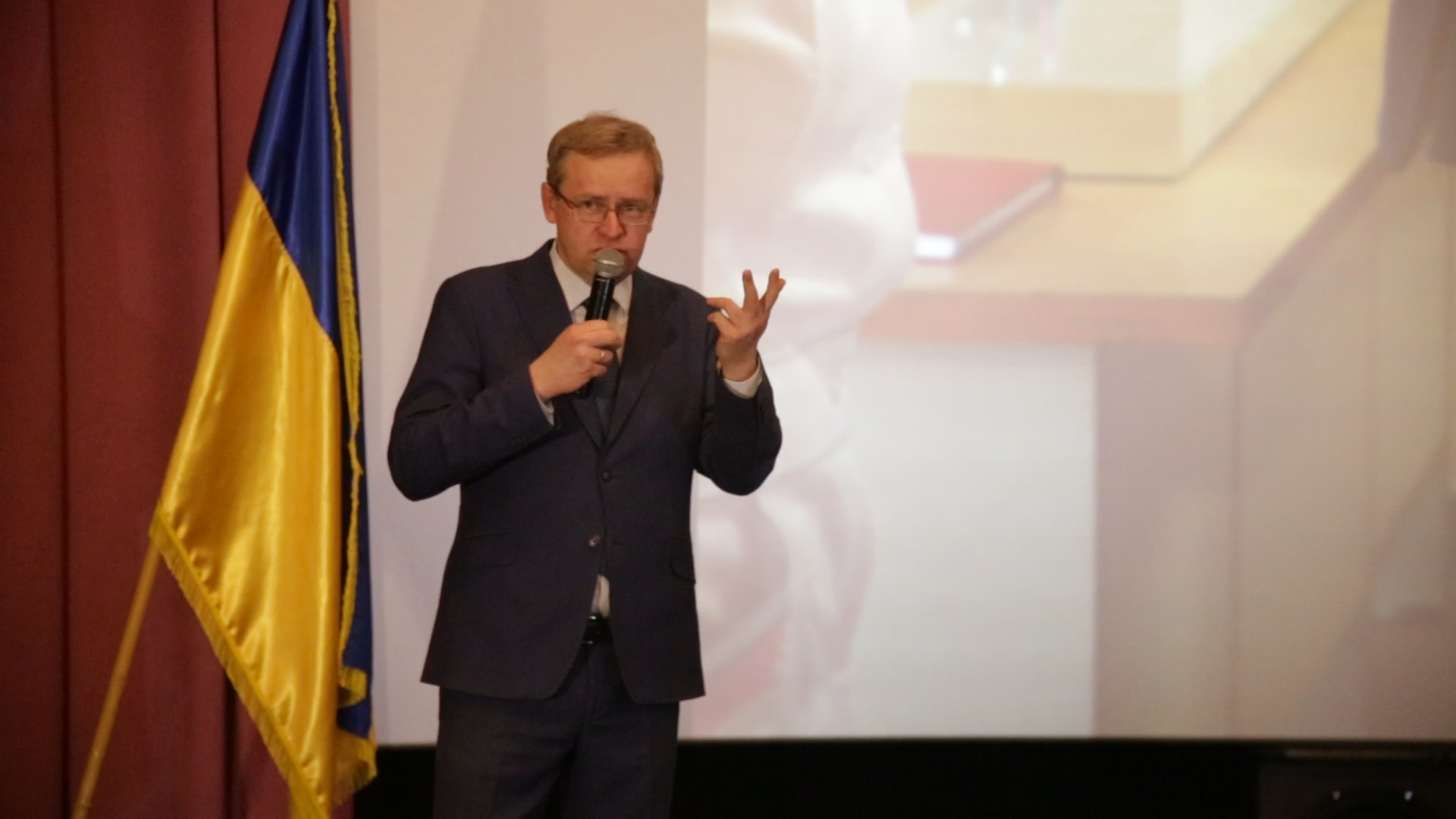 Паралельні реальності: мер Трускавця об’їздив ледь не всі континенти, начебто рекламуючи курорт. А буму відпочивальників ніхто не бачить! 