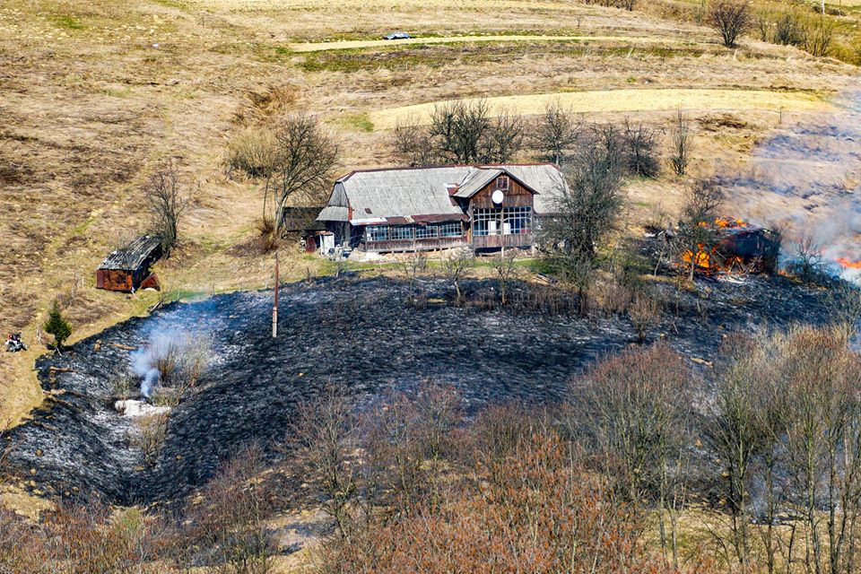 На Львівщині ситуація із пожежами через спалювання сухої трави з кожним днем стає все напруженішою