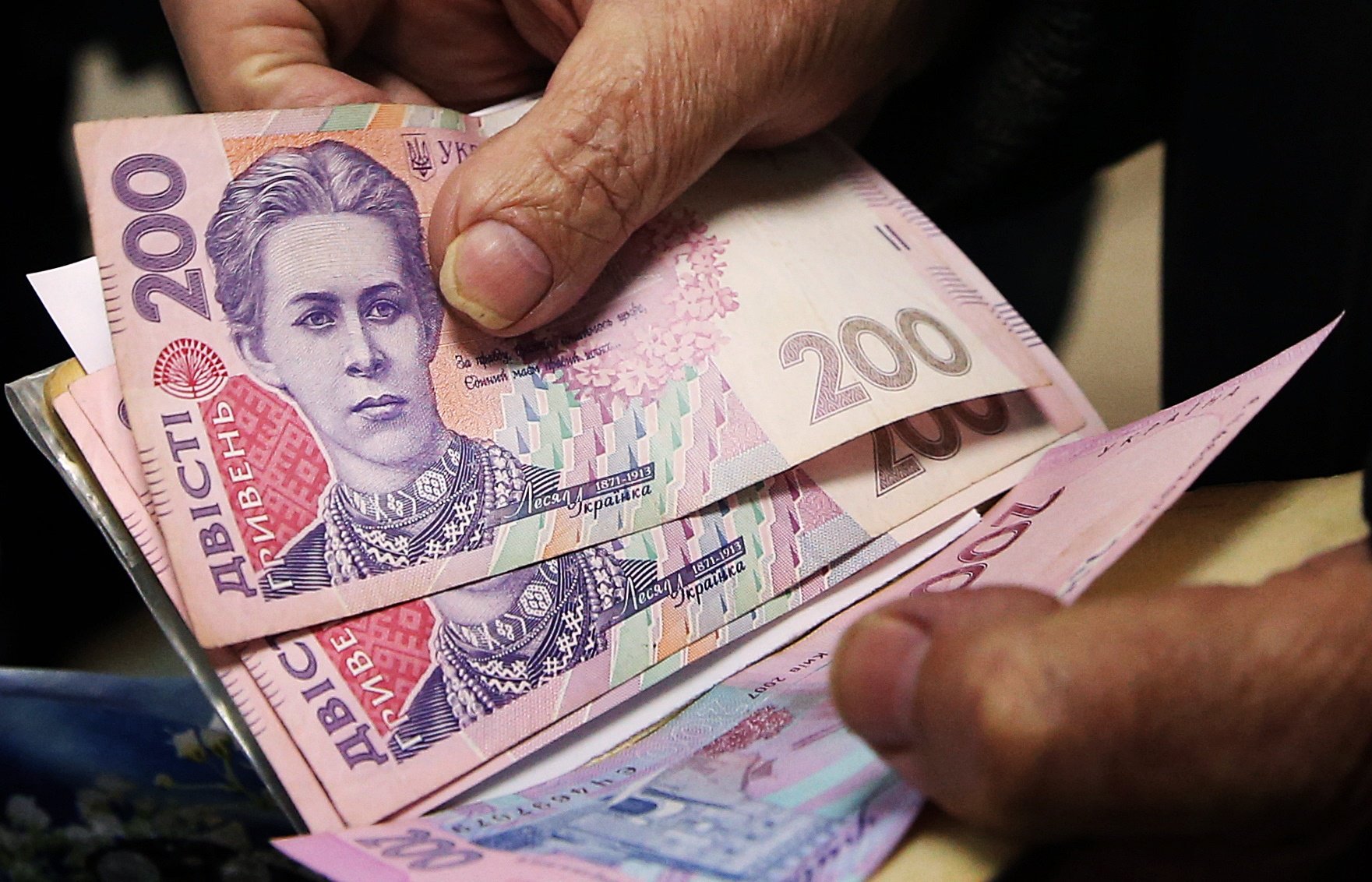 Пенсіонерам перед виборами одноразово виплатять 2410 гривень