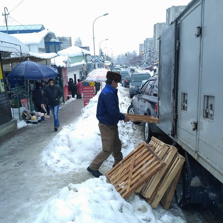 Підняв, обтрусив та повіз продавати – у Трускавці хлібобулочні вироби із землі доправляють на прилавки