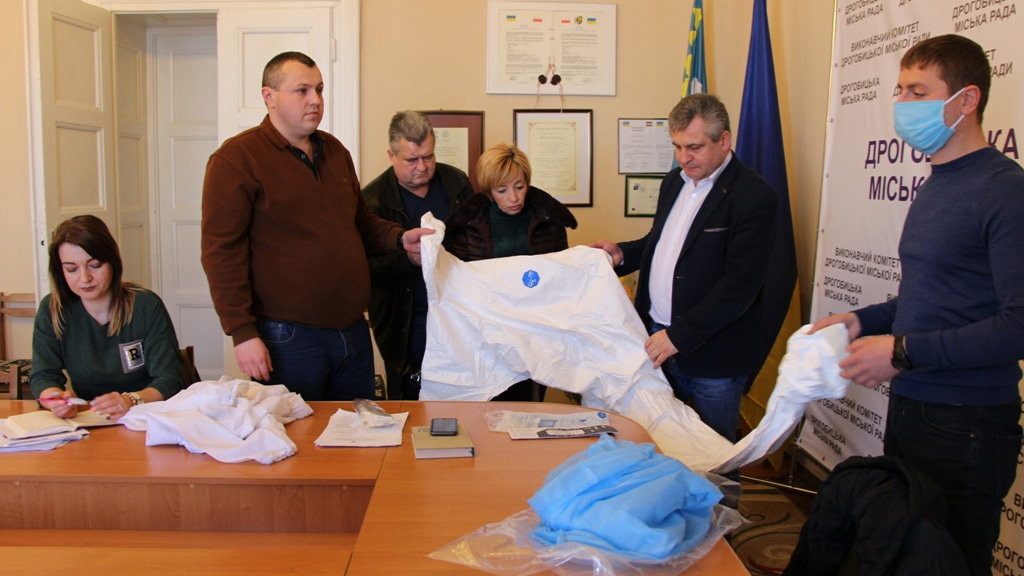 Для медиків Дрогобиччини захисні костюми шиє місцева фабрика. Триває процес тестування прибулих з-за кордону