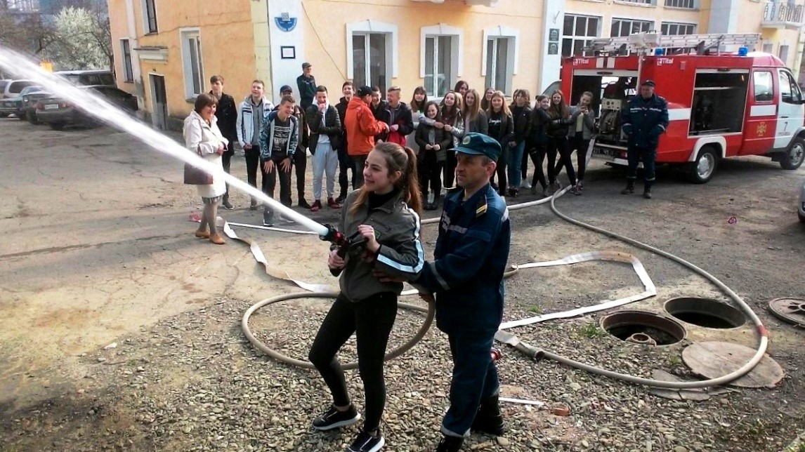 Відчули себе рятувальниками! У Трускавці школярі ознайомилися з роботою пожежної служби