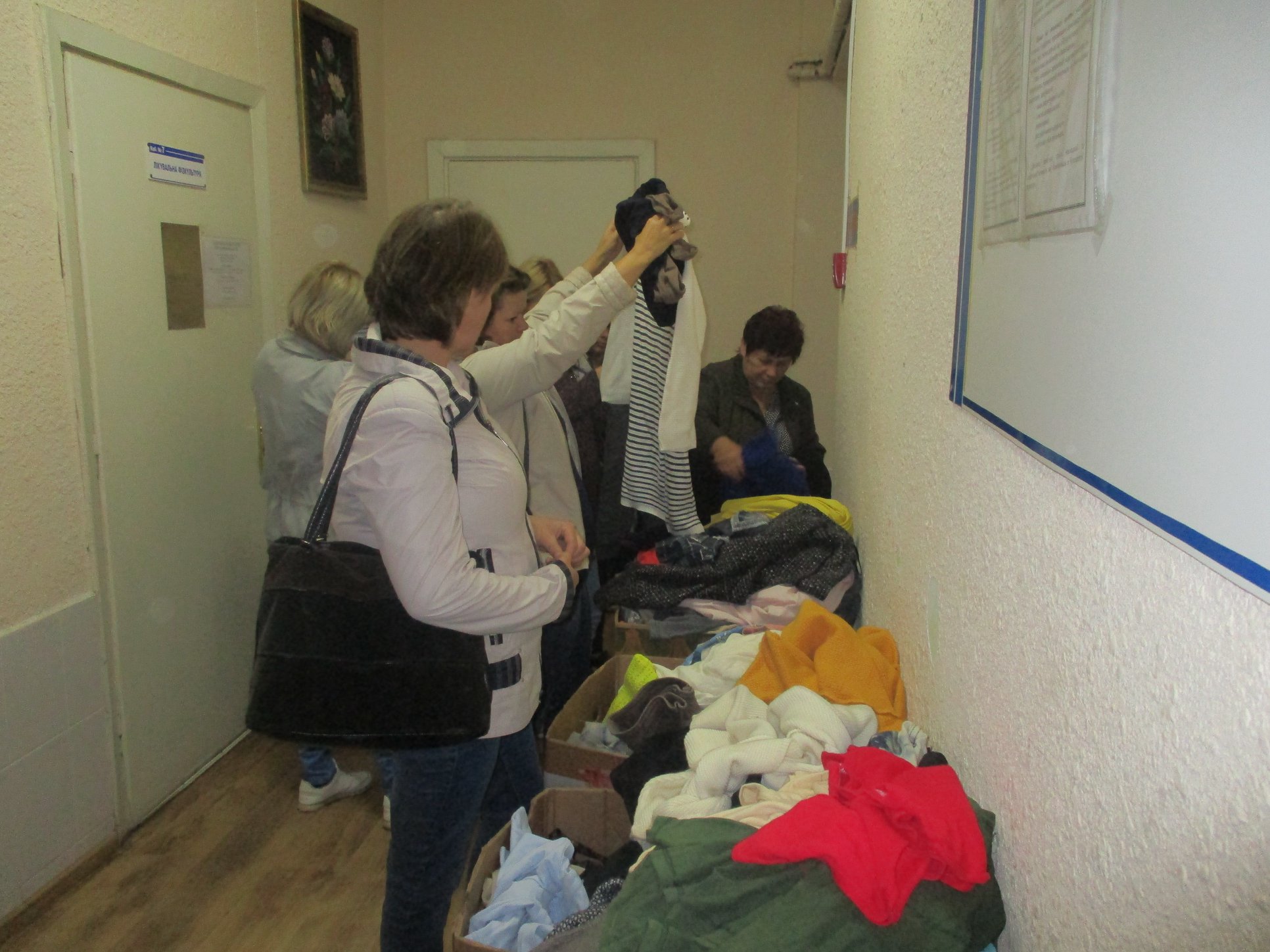Нове життя вживаних речей: які організації у Трускавці збирають одяг, книги та іграшки для потребуючих