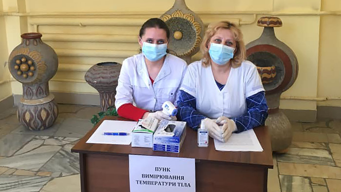 У Трускавці міряють температуру при вході в поліклініку та обмежують відвідування пацієнтів лікарні 