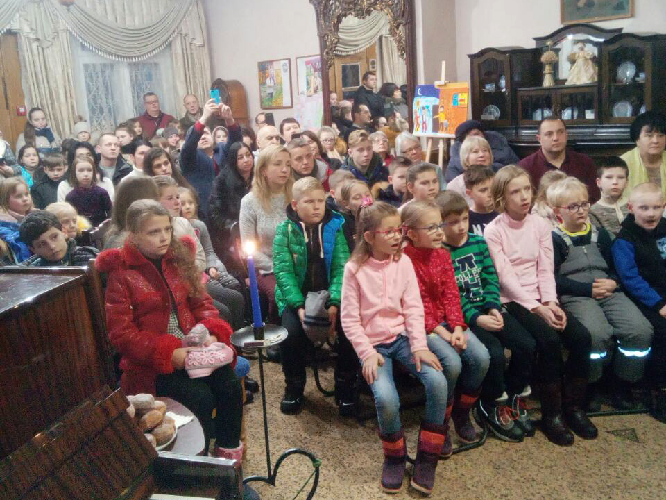 У Художньому музеї Михайла Біласа колядували та вшановували героїв-кіборгів 