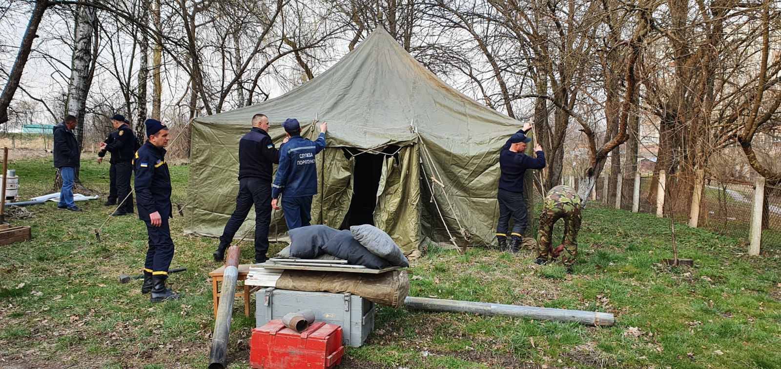 У Стебнику біля міської лікарні встановили намет для огляду хворих з підозрою на коронавірус. Так по всій області