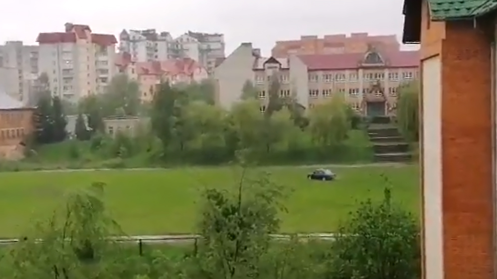 Покатався - на штраф! Адміністрація третьої школи просить покарати водія, який ганяв футбольним полем закладу