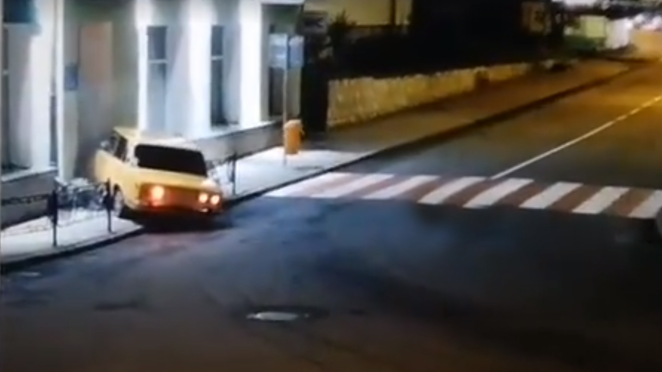 Без гальм - в Трускавці автівка влетіла в будівлю міської ради