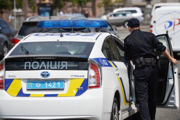На Львівщині розшукують озброєного злочинця, який обстріляв автівки