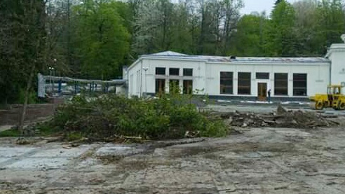 У Трускавці біля бювету дерева зрізали з дозволу мера Андрія Кульчинського