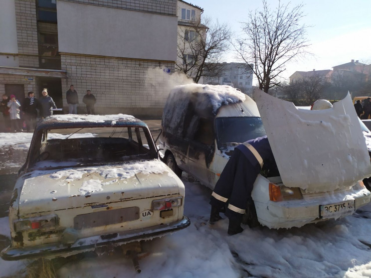 У Трускавці пожежники швидко ліквідували займання автомобіля, врятувавши два авто, що стояли поруч