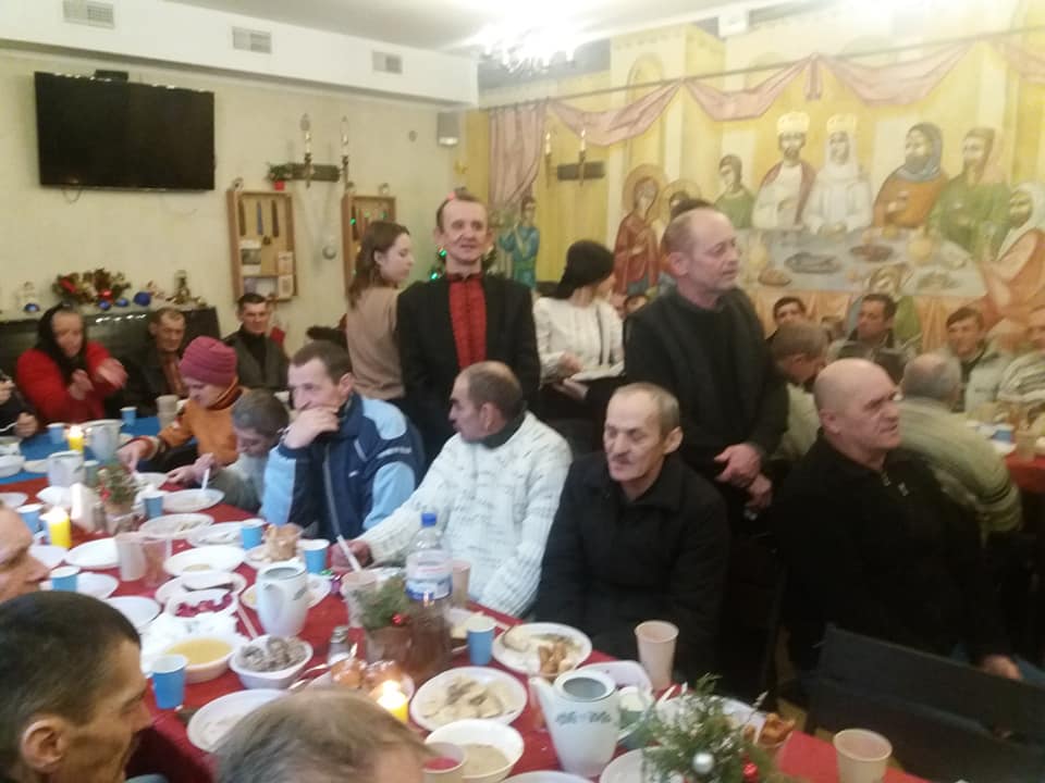 Благодійна вечеря для самотніх – у «Карітасі» радість Різдва розділили понад 100 одиноких осіб
