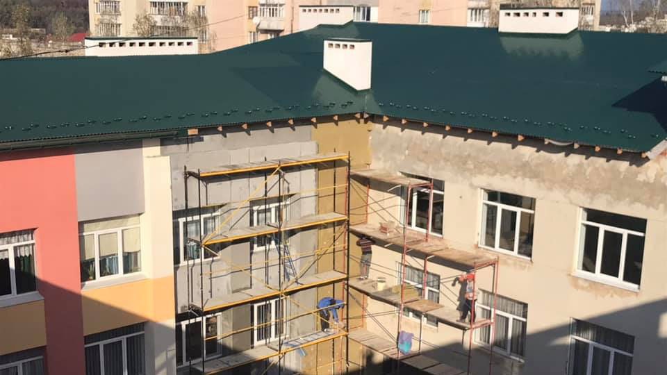 У трускавецькій школі-гімназії міняють дах коштом державного фонду регіонального розвитку