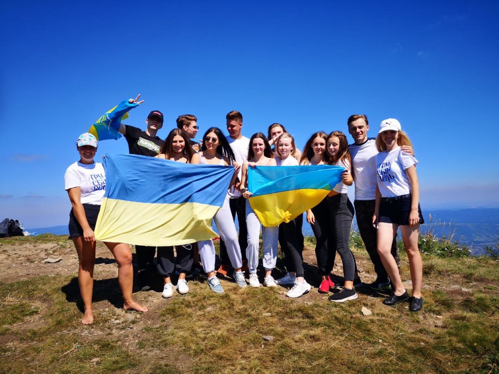 Незалежності присвячується - школярі та представники учнівського парламенту Трускавця підкорили гору Парашку