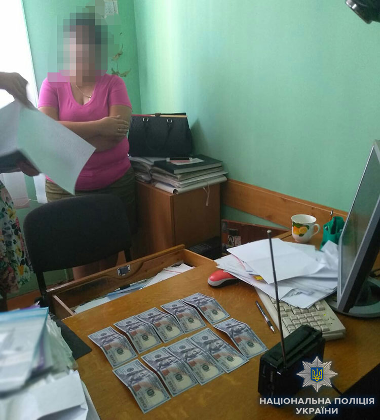На Львівщині затримали землевпорядницю, яка вимагала 3 тисячі доларів хабара