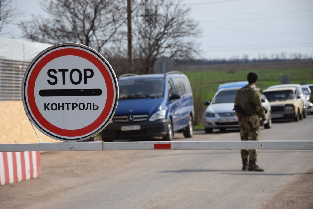 Щодо питань пропуску через державний кордон можна звертатися в  «Довіру»: контактні номери