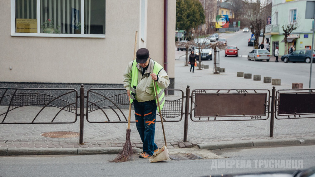 Менше прибирають: у зв’язку із карантином двірники Трускавця працюють двічі на тиждень