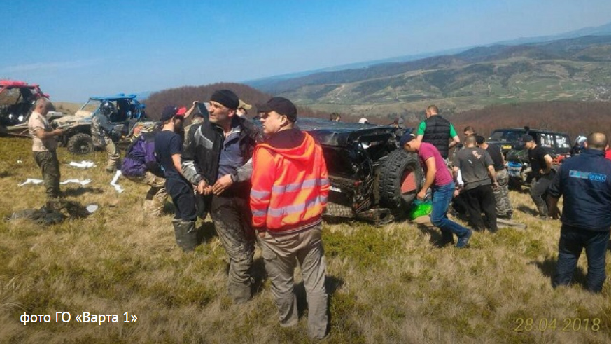 Під час трофі–рейду у горах на Львівщині позашляховик з екіпажем впав у провалля