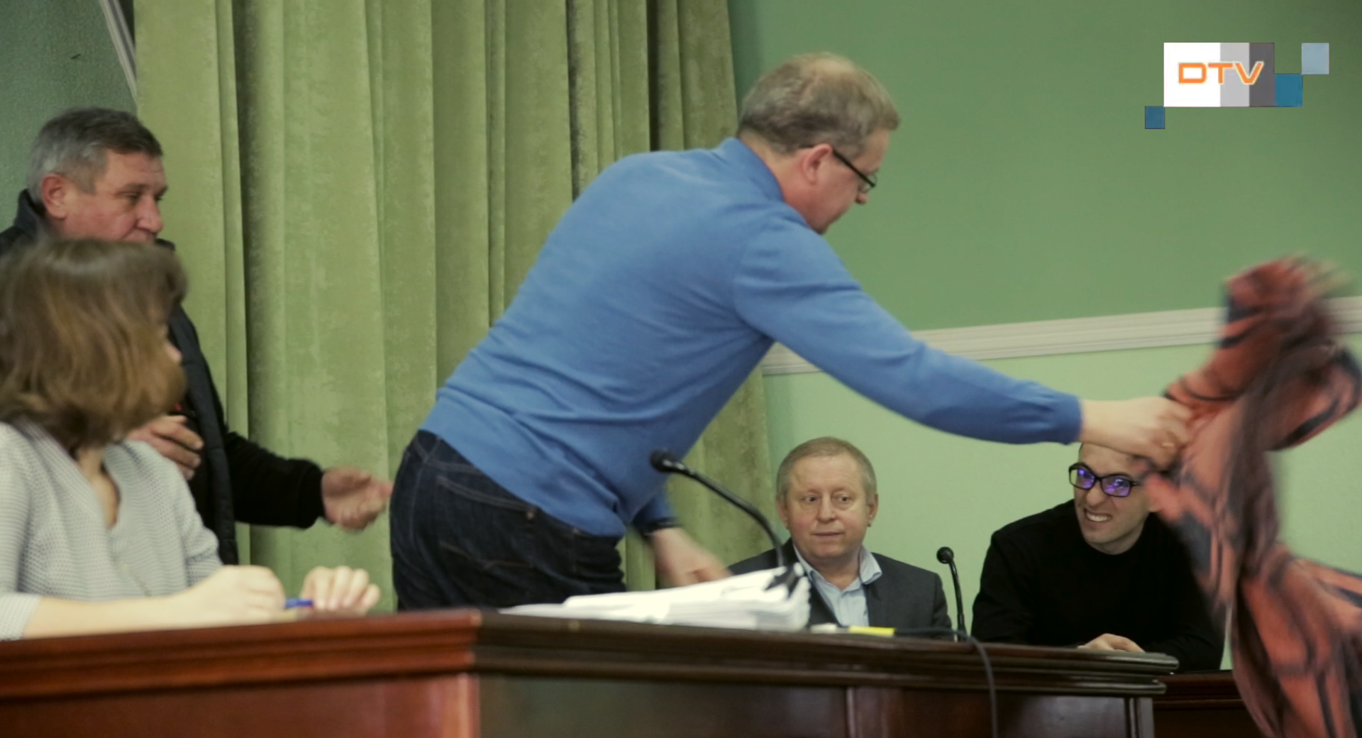 Подарунок з натяком - меру Трускавця вручили «ковдру корупціонера»