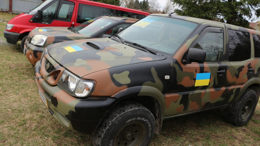 Трускавець передав два позашляховики та мікроавтобус на потреби Української Армії